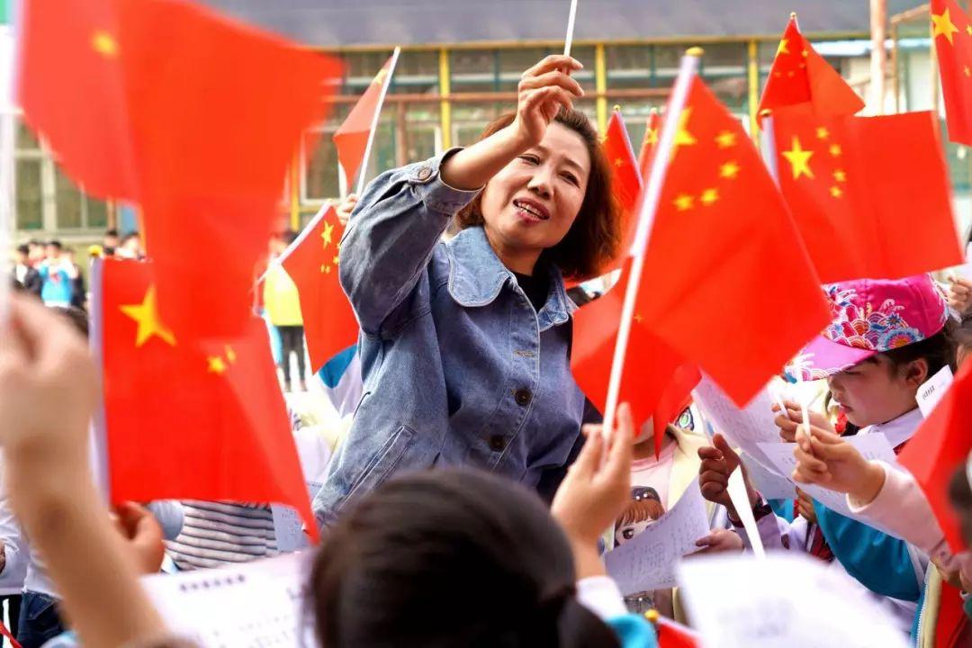 “求你不要把我判给爸爸!”法庭外的孩子为何对法官说了这句话?