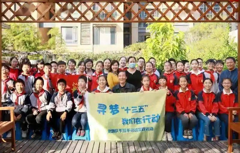 拉嫁妆车因乘客扔烟头致着火，电视、冰箱、喜被全被烧